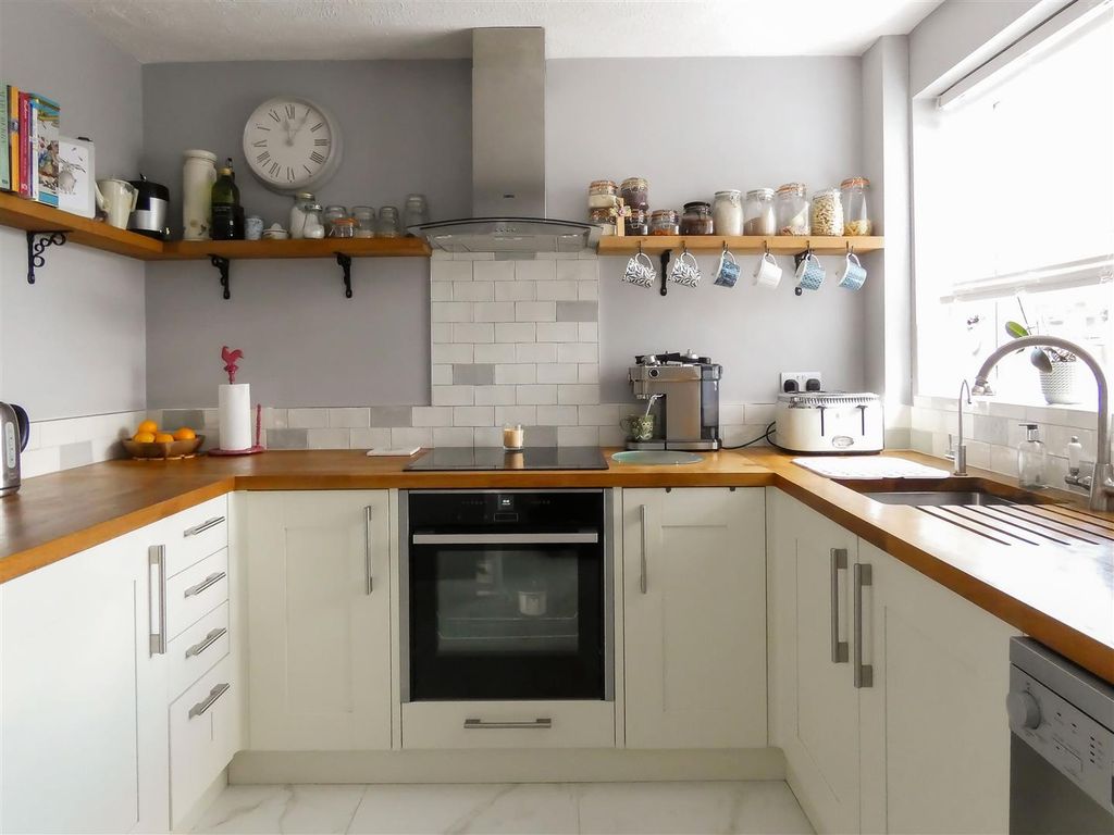Property photo 3 of 15 Kitchen