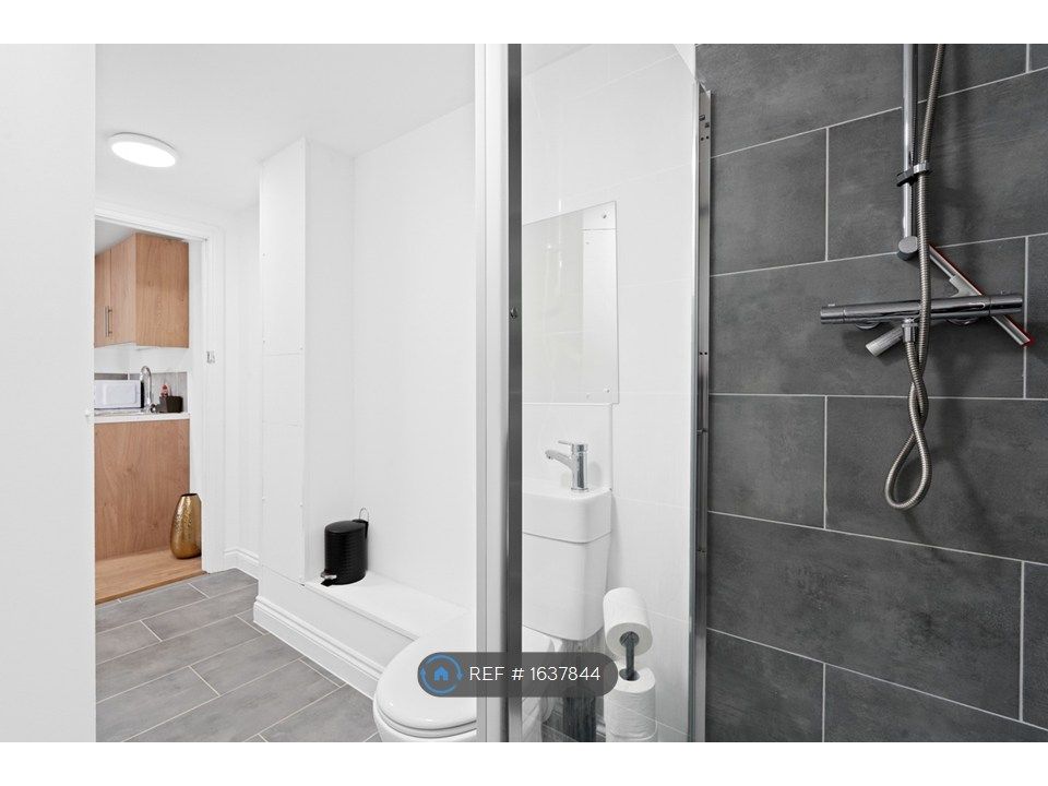 Property photo 3 of 29 8B Room 2 En-Suite