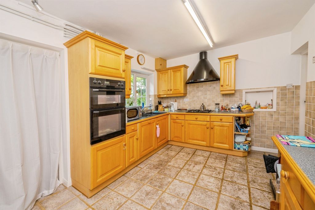 Property photo 3 of 28