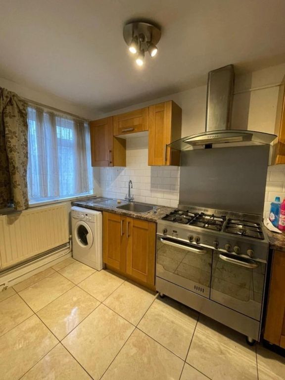 Property photo 2 of 6 Kitchen