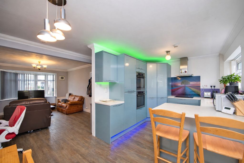 Property photo 3 of 11 Picture 3