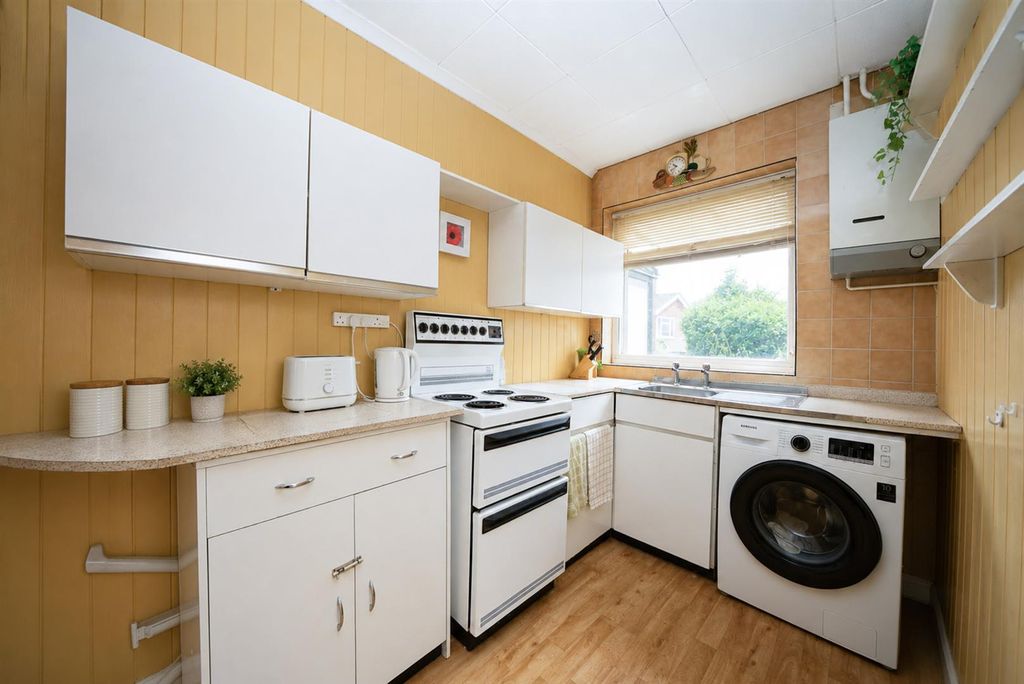 Property photo 3 of 19 Kitchen