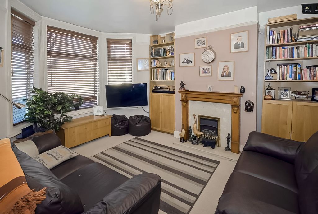 Property photo 2 of 11 Advert-106