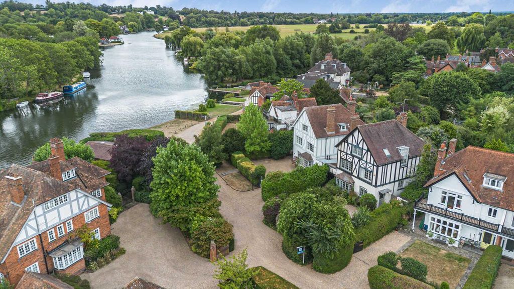 Property photo 1 of 34 Riverside, L.Shiplake