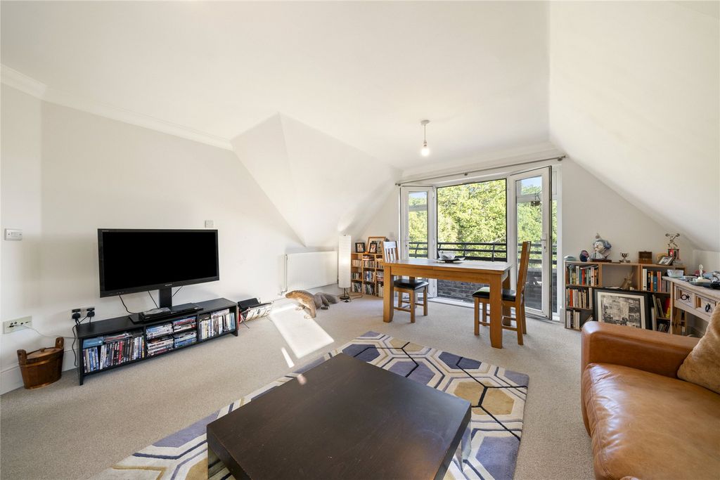 Property photo 3 of 12 Bright And Spacious