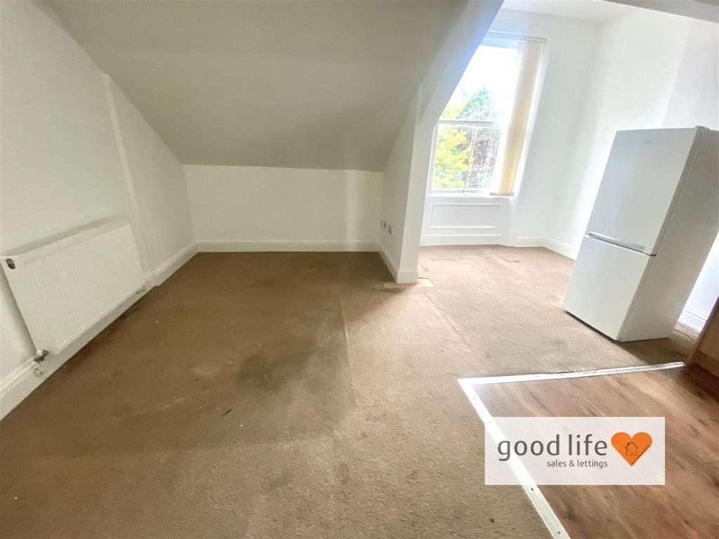 Property photo 3 of 24 20251124_133439439_Ios3Gthornhill.Jpg