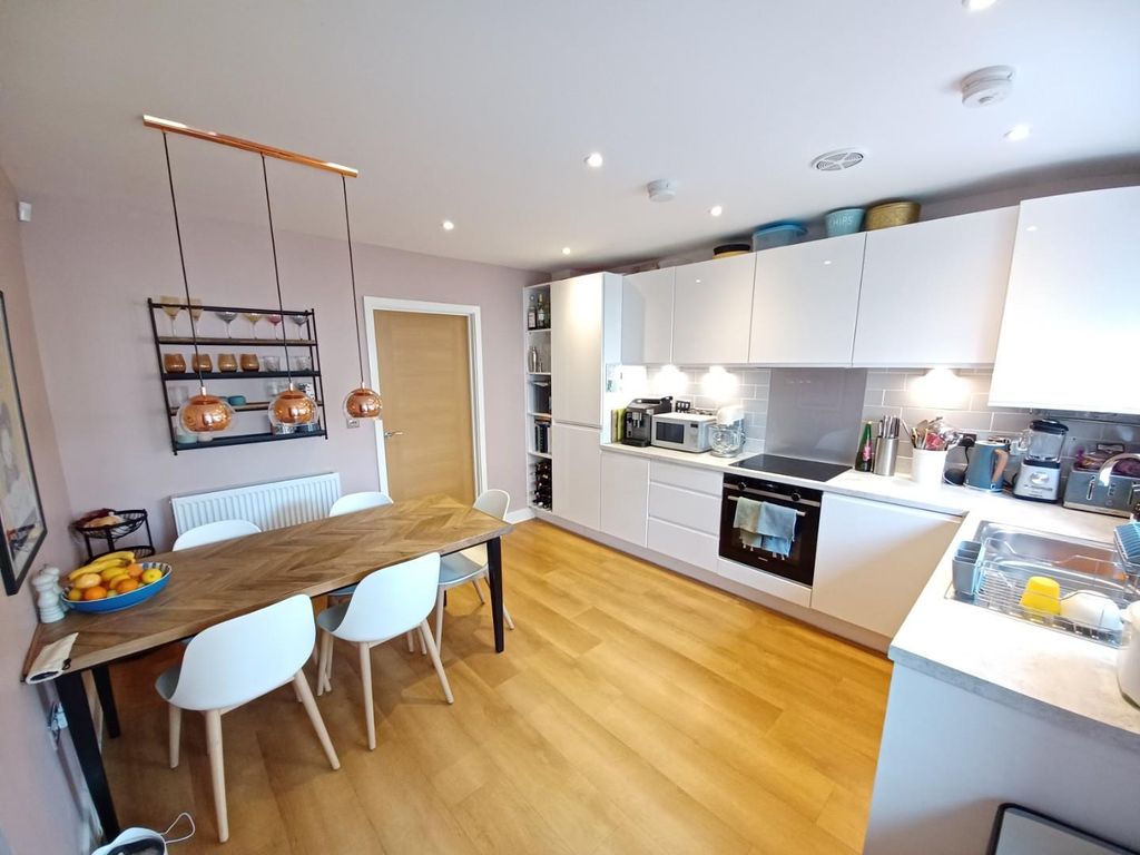 Property photo 3 of 10 Kitchen