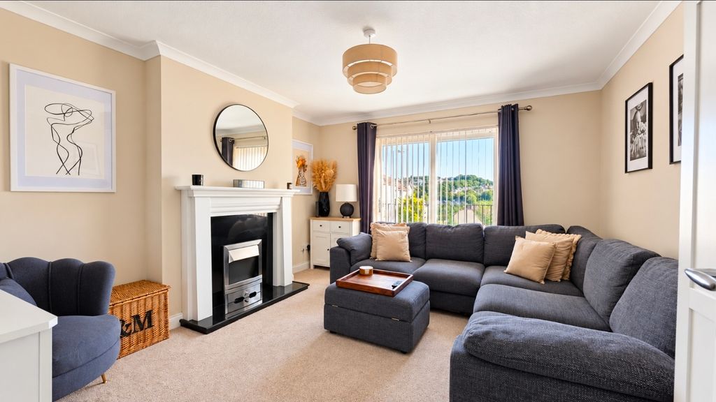 Property photo 2 of 14 Lounge