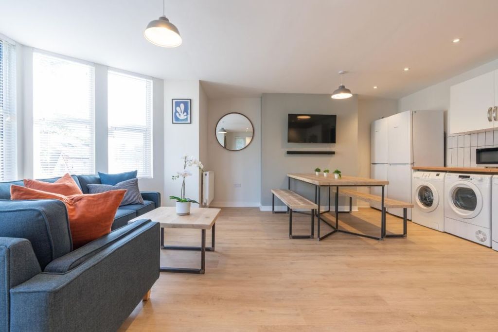 Property photo 1 of 25 Flat D Portland Road