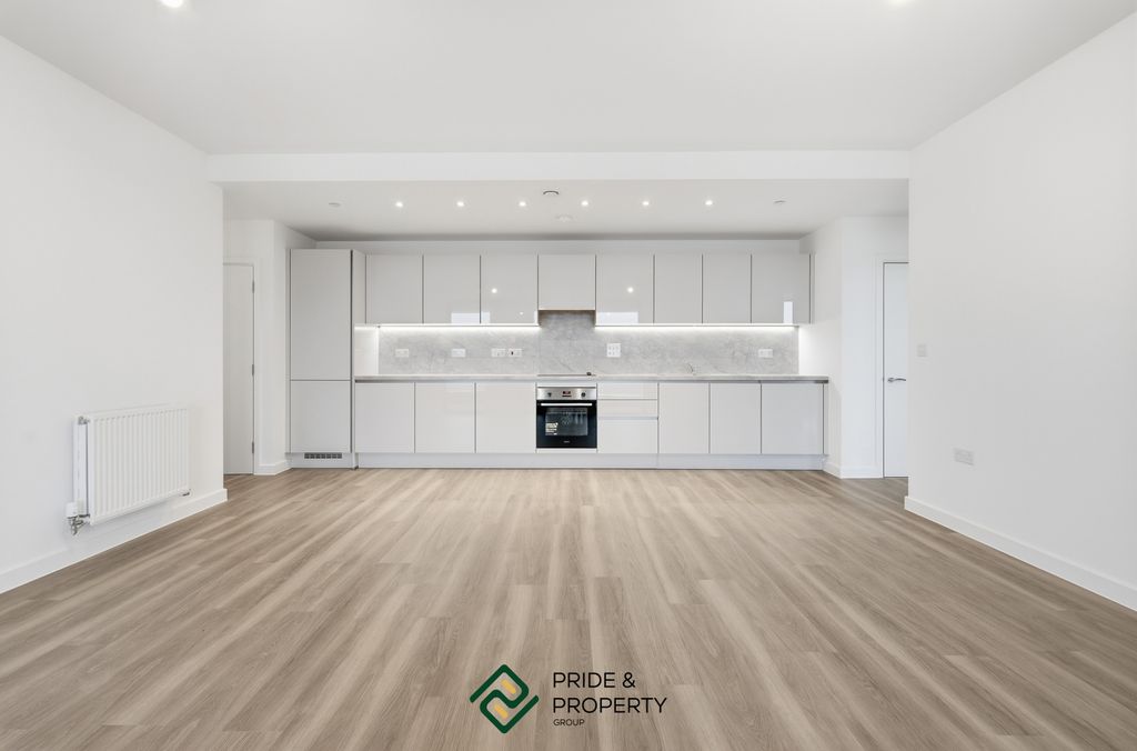 Property photo 3 of 34 Kitchen / Living