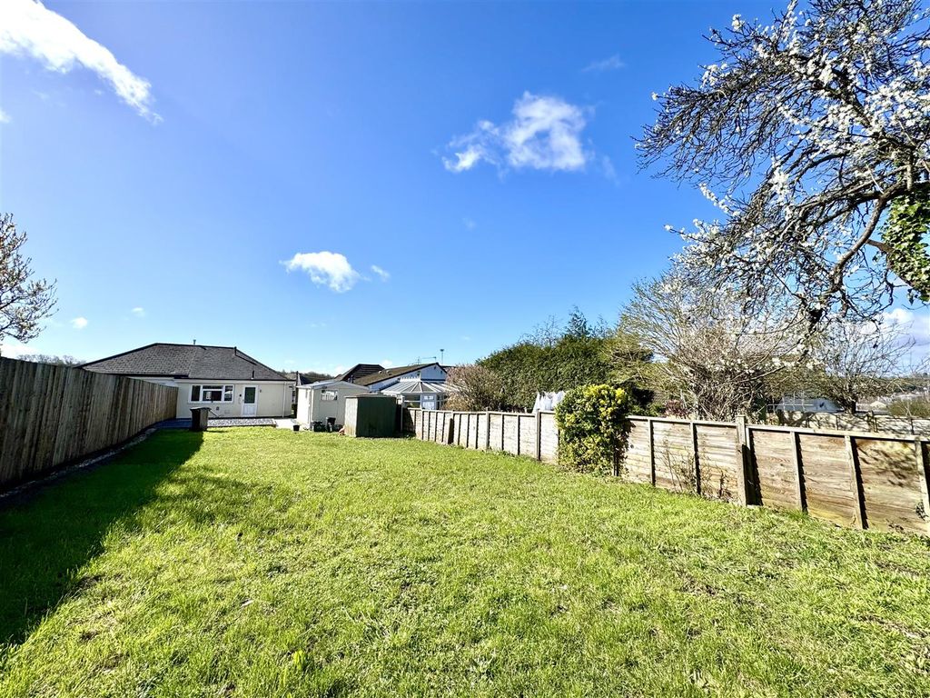 Property photo 3 of 17 Gardens