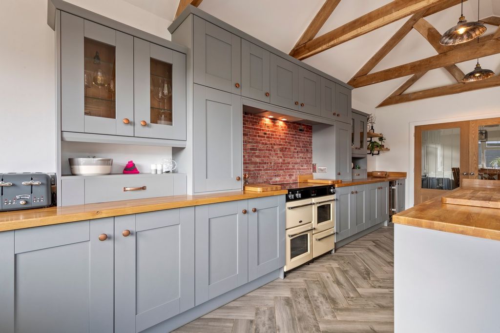 Property photo 2 of 32