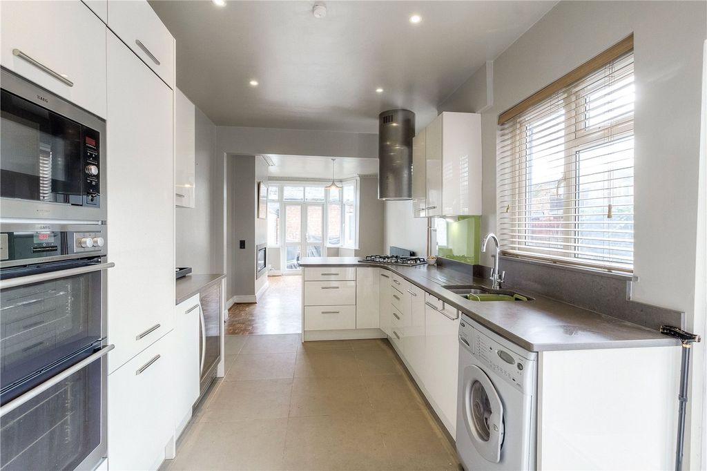 Property photo 2 of 18 Picture No. 11