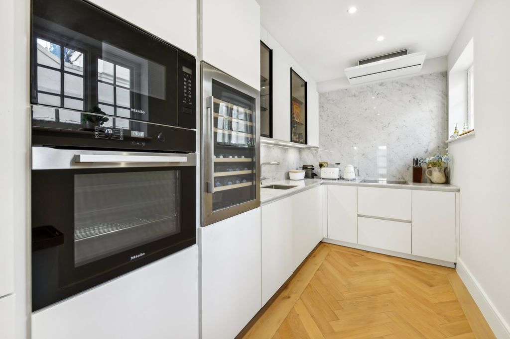 Property photo 3 of 20 Kitchen