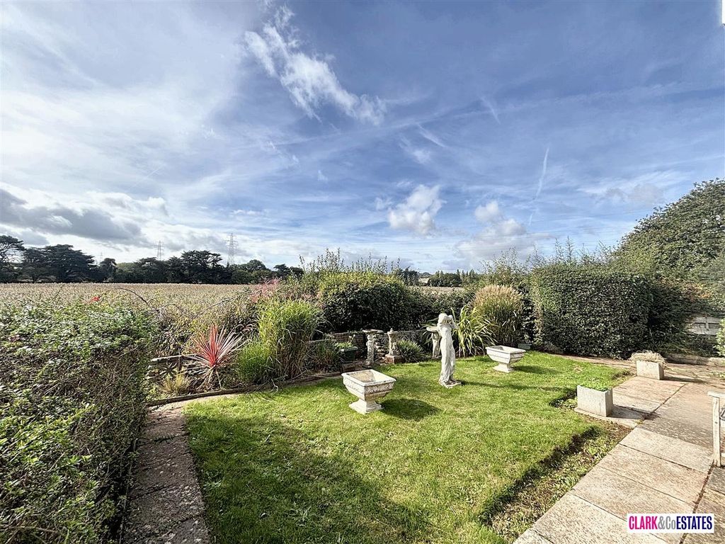 Property photo 2 of 14 Garden