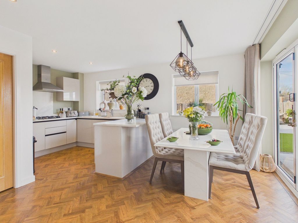 Property photo 3 of 15 Dining Kitchen