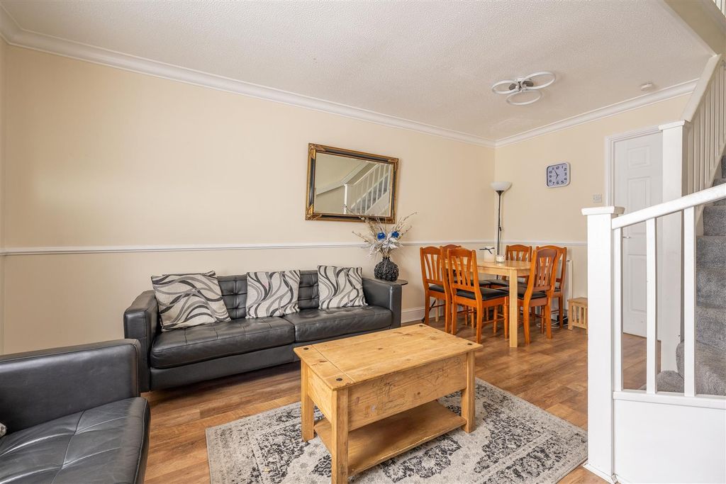 Property photo 2 of 19 Hookstone Way, Ig8