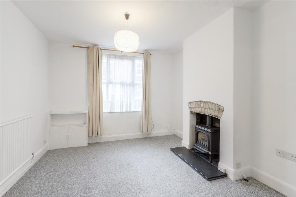 Property photo 2 of 10 Whitworth Road Living