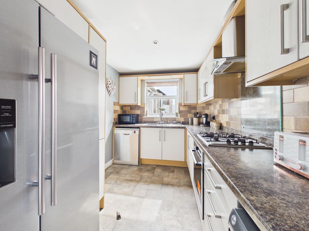 Property photo 3 of 19 Kitchen