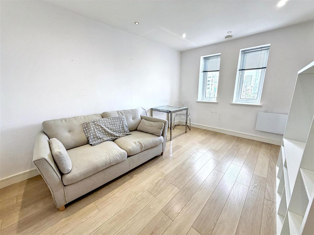 Property photo 2 of 10 Lounge