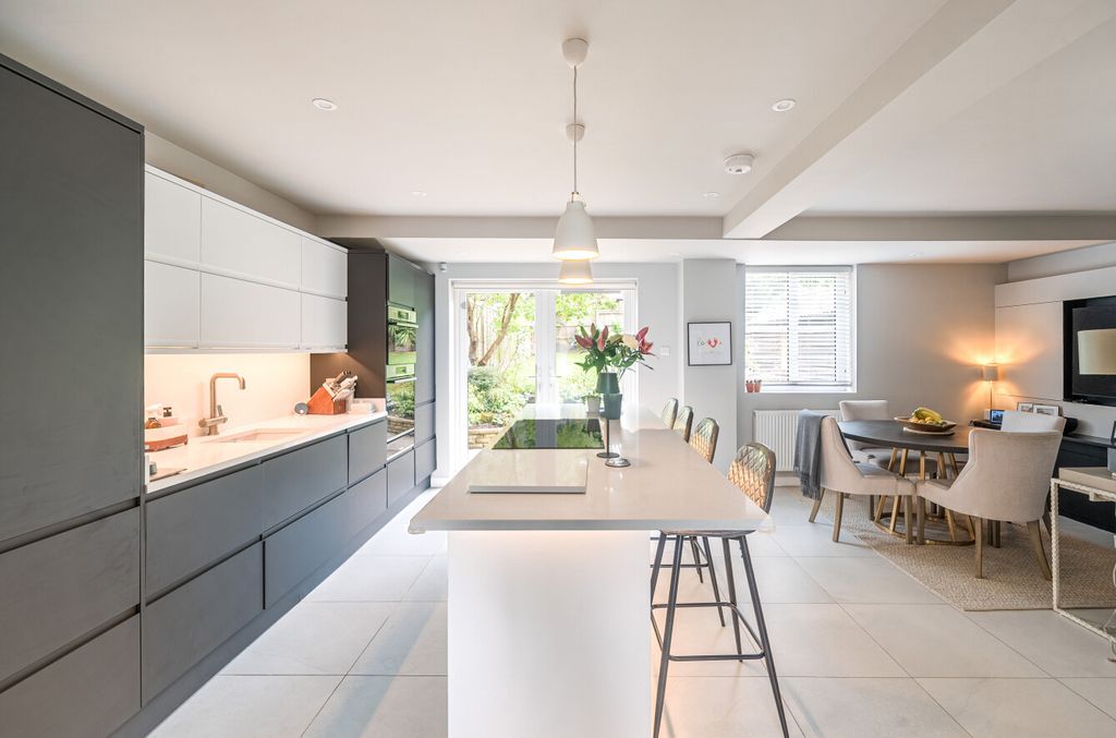 Property photo 2 of 11 1327898-40-687B79...
