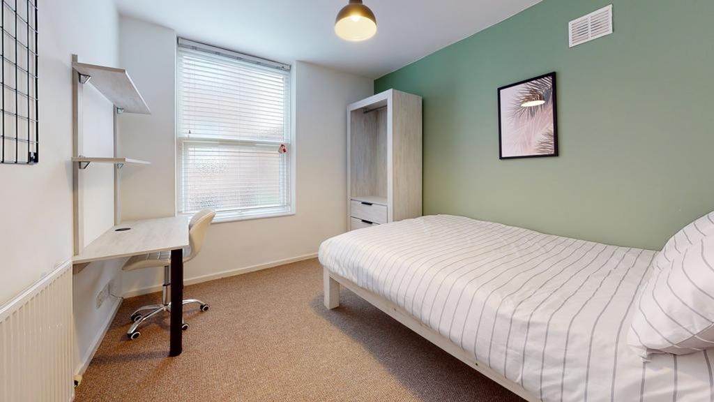 Property photo 3 of 9 A Bright And Tidy Double Bedroom Featuring A Comfo...