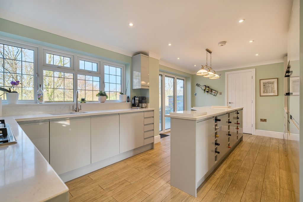 Property photo 3 of 26 Kitchen / Breakfast Room