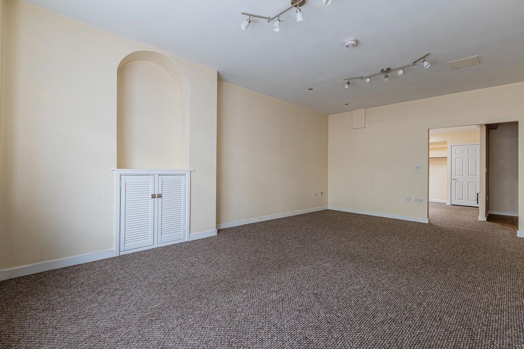 Property photo 2 of 11 Lounge