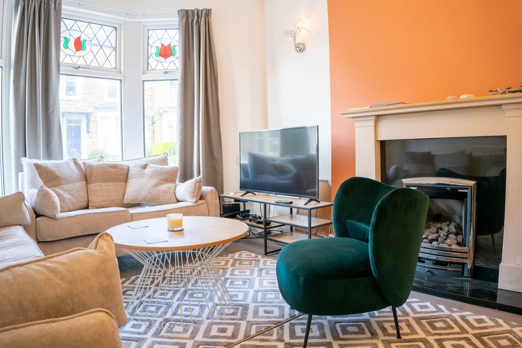 Property photo 1 of 11 A Stylish And Spacious Modern Living Room Featurin...