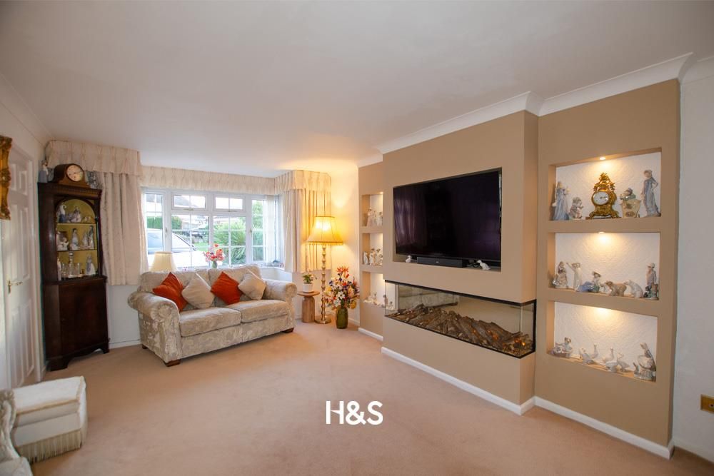 Property photo 2 of 17 1 Pensham Croft - Lounge.Jpg