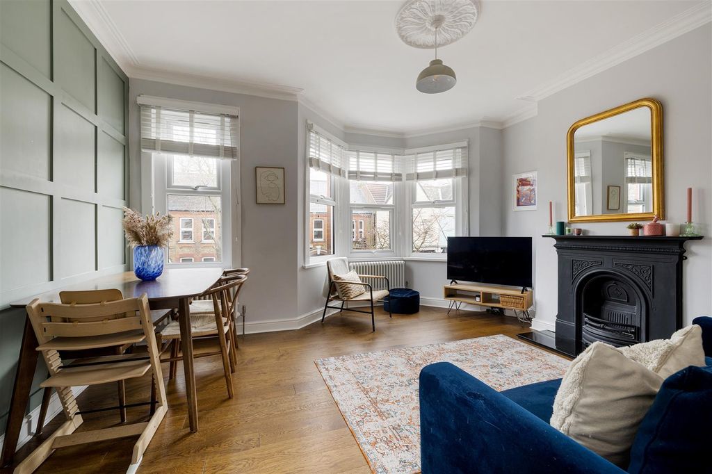 Property photo 2 of 36 33A Carr Road, E17