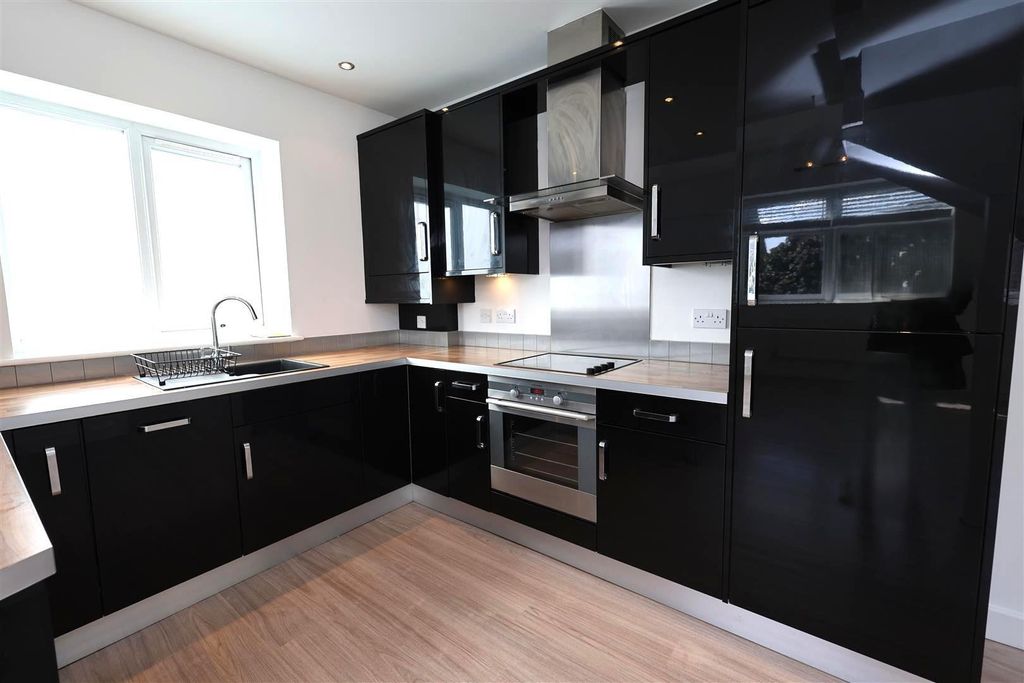 Property photo 2 of 18 Kitchen