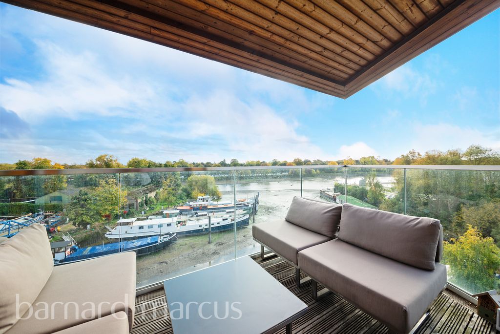 Property photo 3 of 7 Front