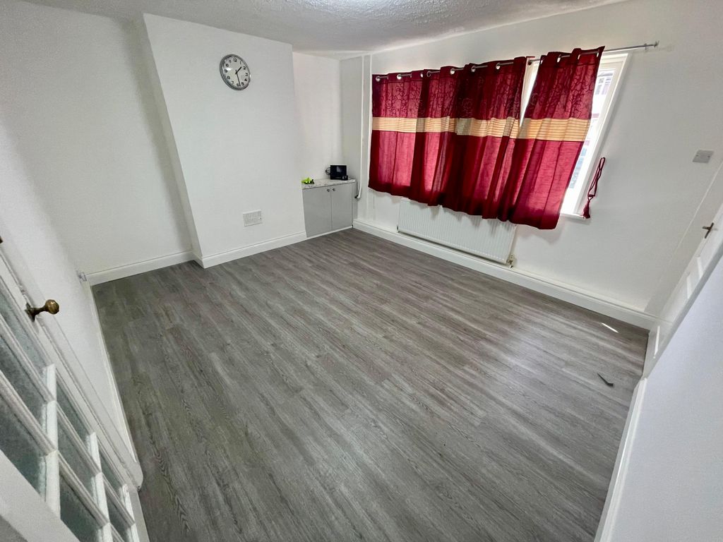 Property photo 1 of 16 3 Bed Semi-Detached House To Rent Barrack Road, Hounslow Tw4 6Aw