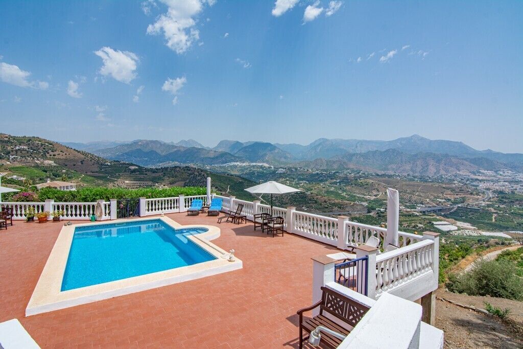 Property photo 3 of 10 Pool Mountains