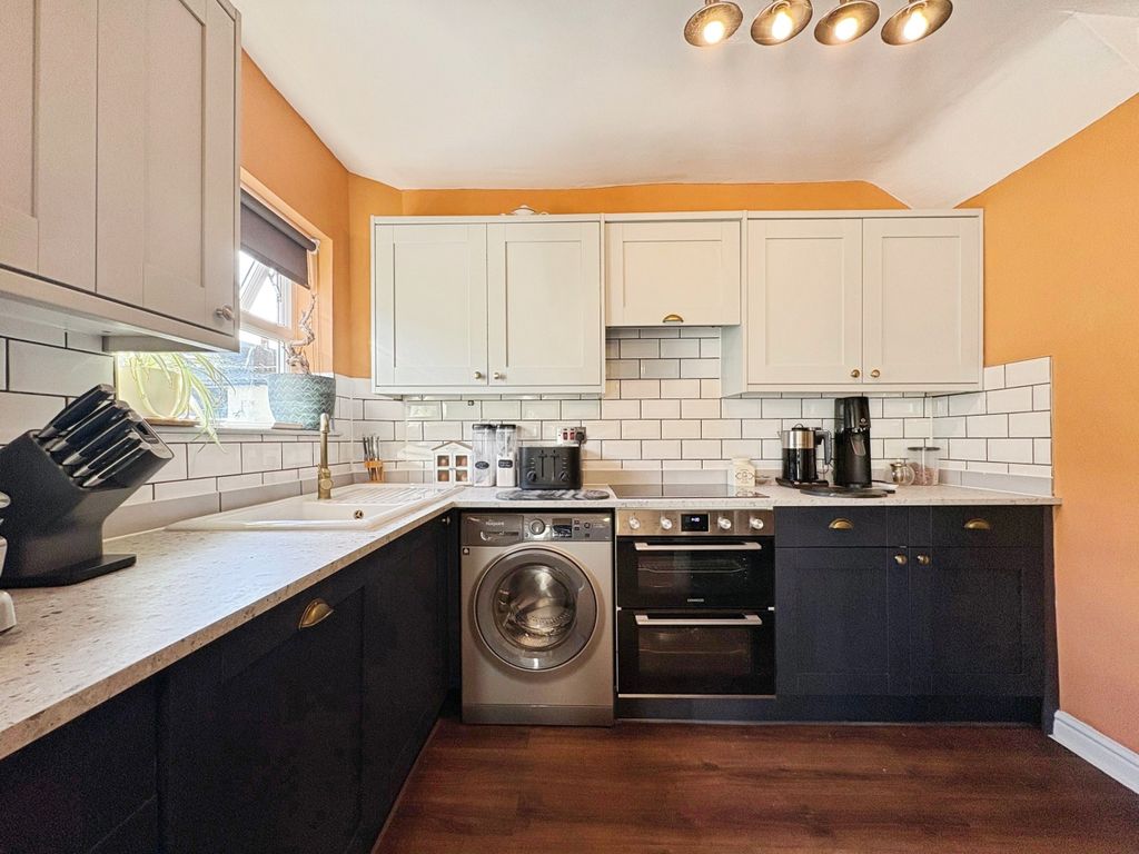 Property photo 3 of 21 Kitchen