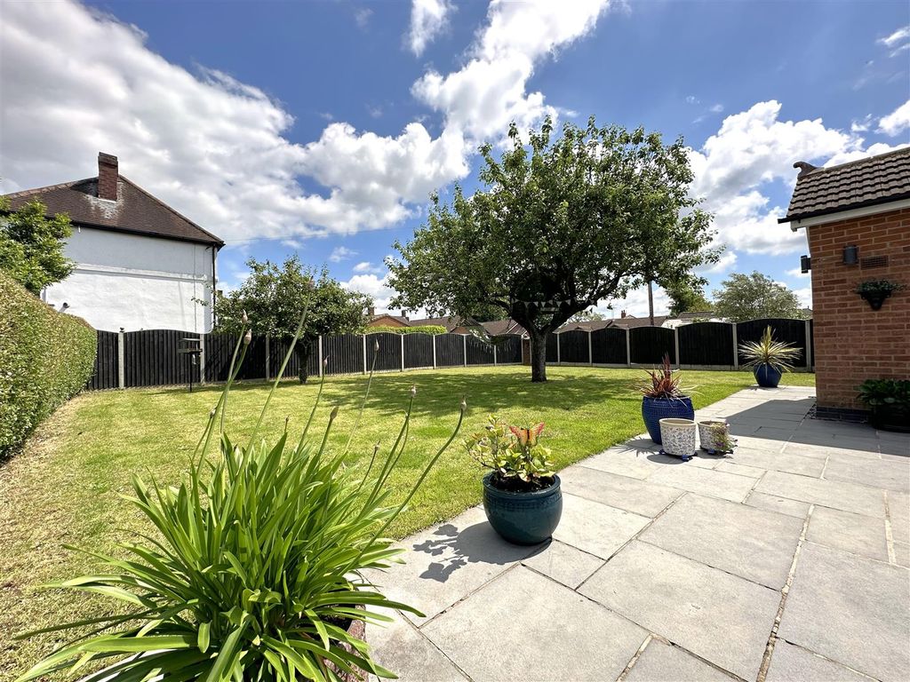 Property photo 3 of 36 Wonderfully Private Garden 829