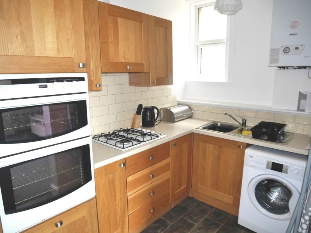 Property photo 2 of 6 Kitchen