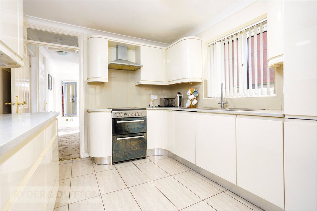 Property photo 3 of 19 Kitchen