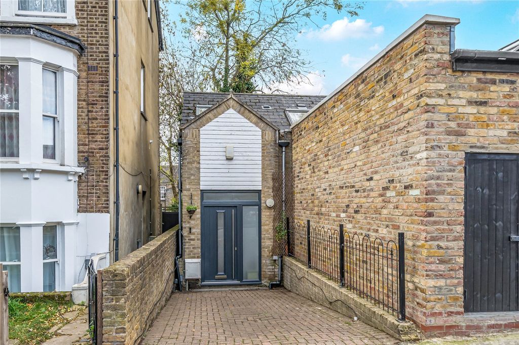 Property photo 2 of 11 Picture No. 23