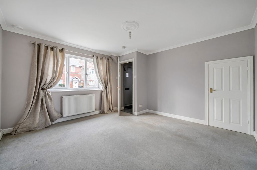 Property photo 3 of 13 1387741-5-693Bf5d...