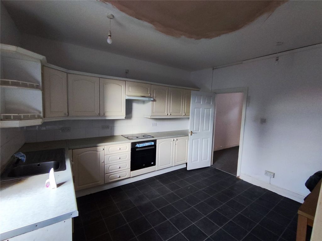 Property photo 3 of 9 Kitchen