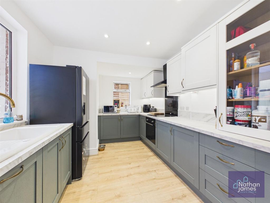 Property photo 3 of 12 Kitchen