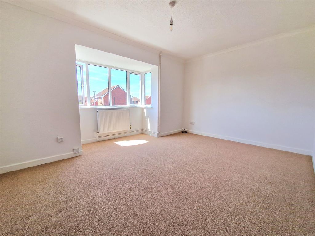Property photo 2 of 12 Living/Dining Room