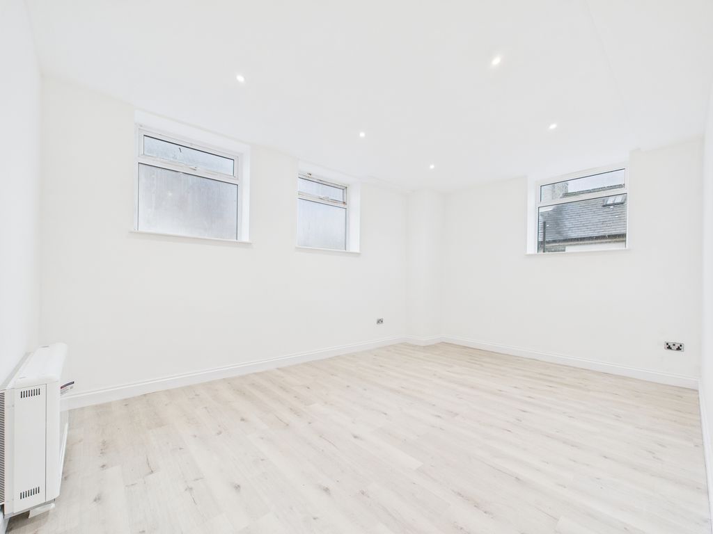 Property photo 2 of 6 Large Lounge