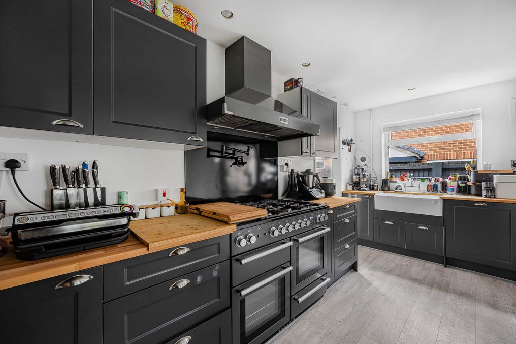 Property photo 3 of 23