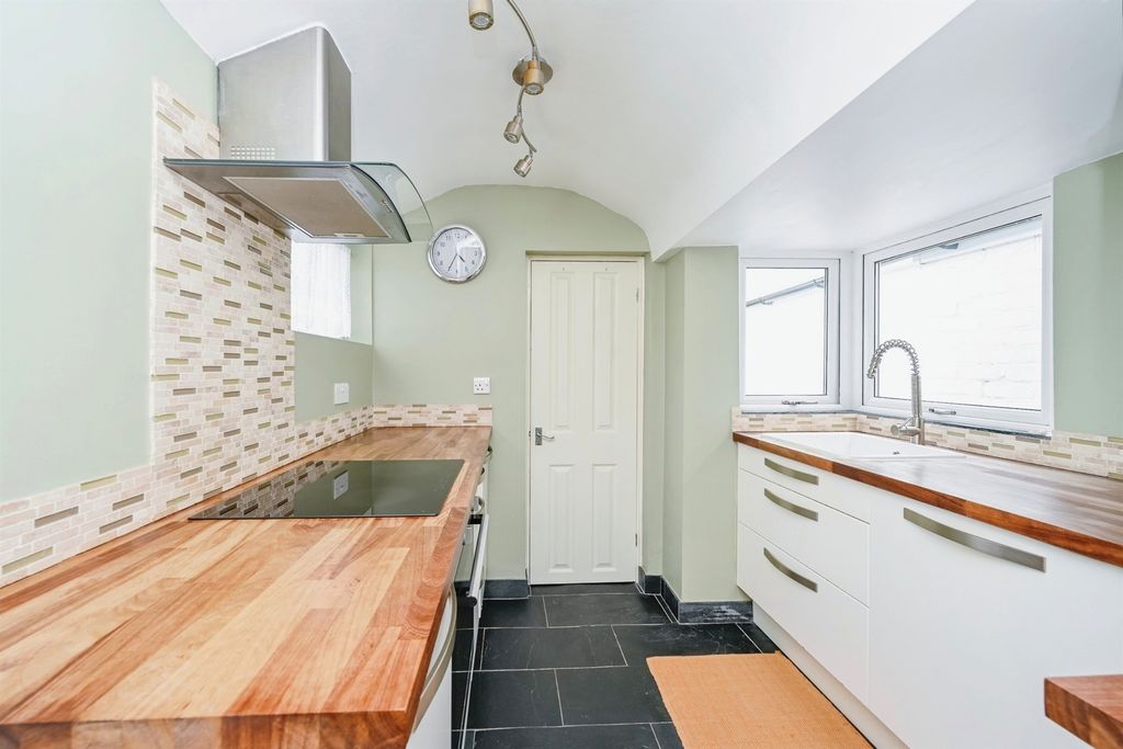 Property photo 3 of 8 Kitchen