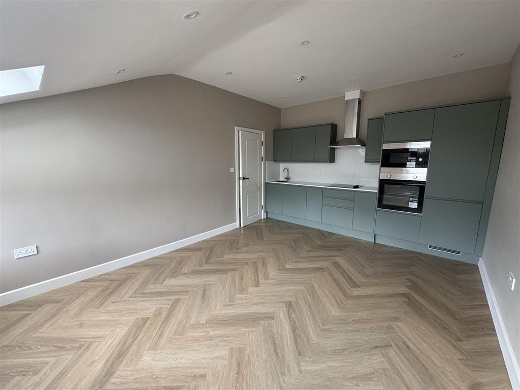 Property photo 1 of 8 Flat 2 - Finchley High Road