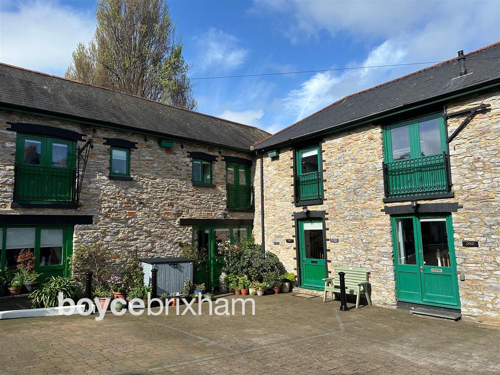 Property photo 1 of 11 2 Greenswood Court.Jpg