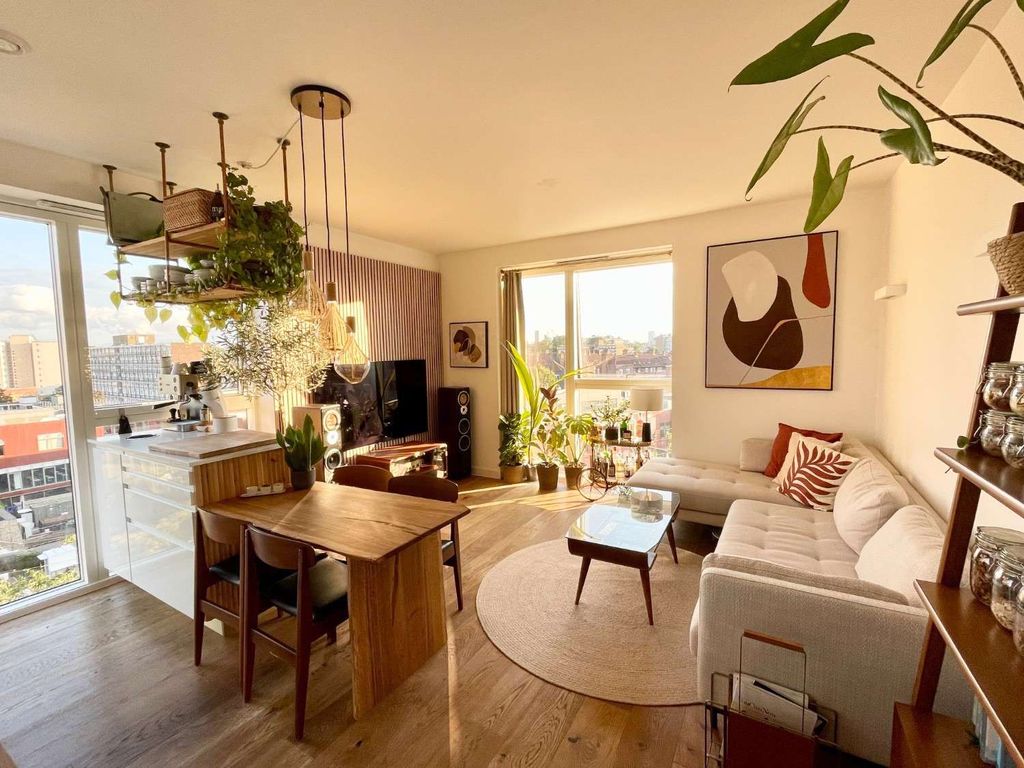 Property photo 1 of 13 Living Room / Kitchen